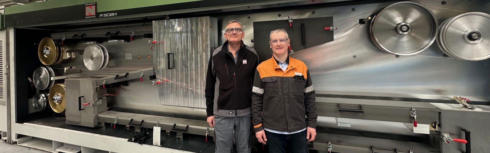 Stefan Nixdorf (Director of Engineering, Niehoff Group) and Dominique Potel (Engineering Project Manager, Nexans) in front of the new rod breakdown line in Lens